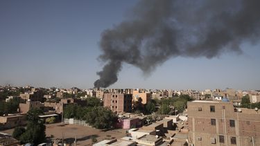 Humo sobre Jartum, Sudán, el miércoles 19 de abril de 2023. (AP Foto/Marwan Ali, Archivo)