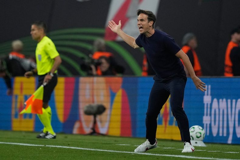 Iñigo Pérez, técnico del Rayo Vallecano, durante la final de la Conference League contra Crystal Palace, el miércoles 27 de mayo de 2026, en Leipzig, Alemania. (AP Foto/Ebrahim Noroozi)