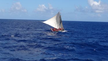 Cubanos en alta mar. Foto de archivo.
