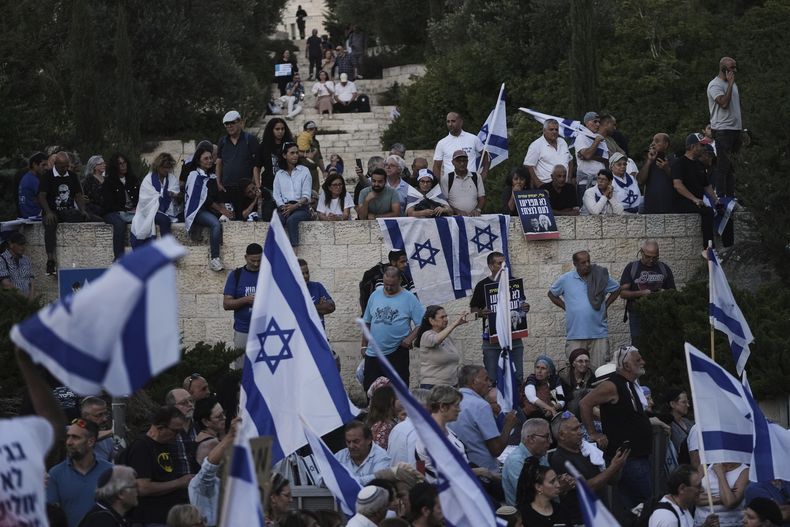 Partidarios del primer ministro israelí Benjamin Netanyahu afuera del Knéset (parlamento israelí) el 5 de junio del 2025. (AP foto/Mahmoud Illean)