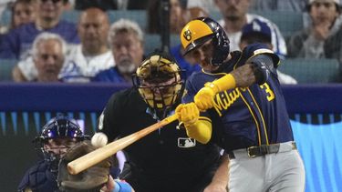 Joey Ortiz, de los Cerveceros de Milwaukee, derecha, conecta un jonrón solitario mientras el cácher de los Dodgers de Los Ángeles, Will Smith, observa durante la octava entrada de un partido de béisbol el sábado 19 de julio de 2025, en Los Ángeles. (AP Photo/Mark J. Terrill)