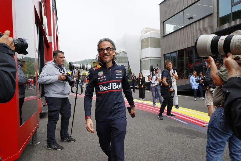 El director de Red Bull Laurent Mekies se apersona a la primera sesión de práctica del Gran Premio de Bélgica, el viernes 25 de julio de 2025, en el circuito de Spa-Francorchamps. (AP Foto/Geert Vanden Wijngaert)