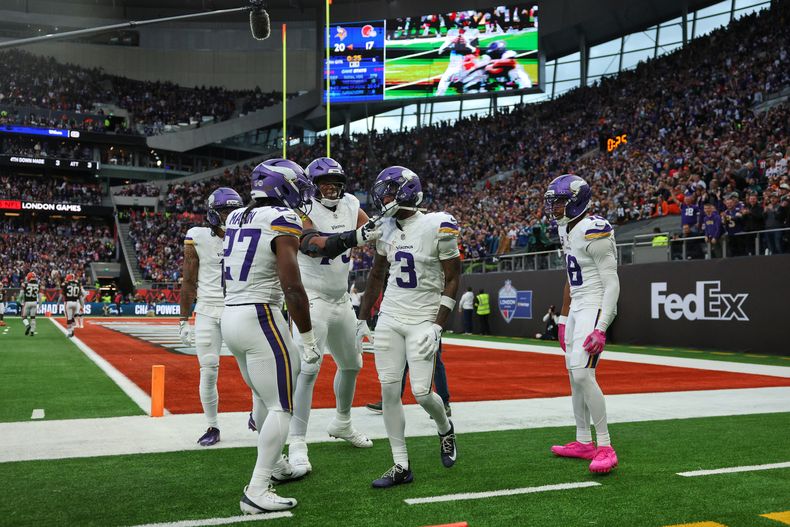 El receptor de los Vikings de Minnesota Jordan Addison celebra con sus compañeros su touchdown de la victoria ante los Browns de Cleveland en Londres el domingo 5 de octubre del 2025. (AP Foto/Ian Walton)