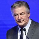 ARCHIVO- Alec Baldwin es el maestro de ceremonias de la Gala del Premio Robert F. Kennedy Human Rights Ripple of Hope en el hotel New York Hilton Midtown el 9 de diciembre de 2021, en Nueva York. Una jueza negó desestimar el juicio por homicidio involuntario contra el actor y productor por el tiroteo fatal de una directora de fotografía durante un ensayo de la película del oeste Rust. (Foto Evan Agostini/Invision/AP, archivo)