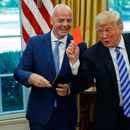 ARCHIVO - El presidente estadounidense Donald Trump sostiene una tarjeta roja durante una reunión con el presidente de la FIFA Gianni Infantino en el Despacho Oval de la Casa Blanca, el martes 28 de agosto de 2018, en Washington. (AP Foto/Evan Vucci)