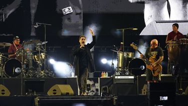 ARCHIVO - Vicentico, vocalista de la banda de rock argentina Los Fabulosos Cadillacs, centro, y el bajista Sr. Flavio, derecha, durante su concierto gratuito en el Zócalo de la Ciudad de México el sábado 3 de junio de 2023. Los Fabulosos Cadillacs debutarán en el Hollywood Bowl de Los Angeles el 24 de septiembre de 2023. (Foto AP/Aurea Del Rosario, archivo)