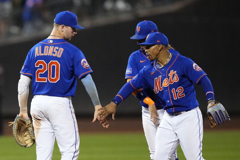 Pete Alonso celebra con Francisco Lindor de los Mets de Nueva York tras el triunfo ante los Piratas de Pittsburgh el lunes 14 de agosto del 2023. (AP Foto/Frank Franklin II)