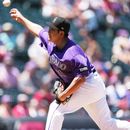 El lanzador abridor de los Rockies de Colorado, Tomoyuki Sugano, trabaja ante los Rojos de Cincinnati en la primera entrada de un partido de béisbol en Denver, el sábado 18 de julio de 2026. (Foto AP/David Zalubowski)