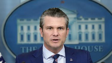 El secretario de Defensa de Estados Unidos, Pete Hegseth, habla en la sala de prensa James Brady de la Casa Blanca, el jueves 30 de enero de 2025, en Washington. (AP foto/Alex Brandon)
