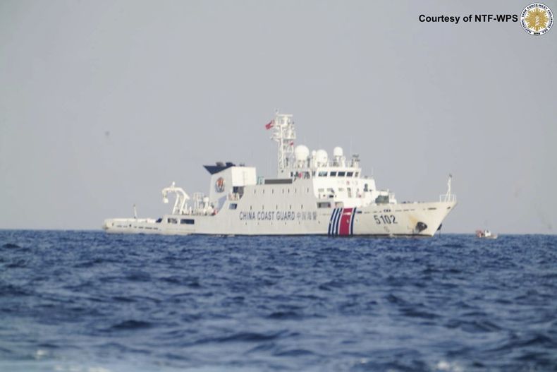 En esta fotografía proporcionada por el Grupo Operativo Nacional del Mar de Filipinas Occidental (NTF-WPS, por sus siglas en inglés), un barco de la Guardia Costera china patrulla la zona mientras miembros de la agencia filipina visitan el cayo Sandy en el mar de China Meridional, el domingo 27 de abril de 2025. (Grupo Operativo Nacional del Mar de Filipinas Occidental vía AP)