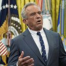 El secretario de Salud y Servicios Humanos, Robert F. Kennedy Jr., habla en un evento con el presidente Donald Trump para la firma de órdenes ejecutivas y proclamaciones en la Oficina Oval de la Casa Blanca, el lunes 5 de mayo de 2025, en Washington. (AP Foto/Alex Brandon)