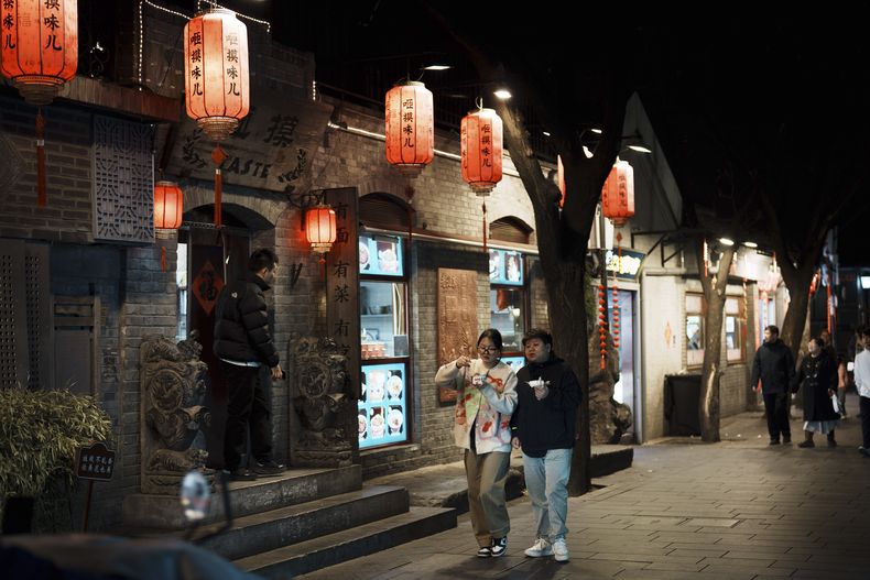 Foto tomada en la zona comercial de Nanluogu Alley en Beijing el 8 de marzo del 2025. (AP foto/Vincent Thian)