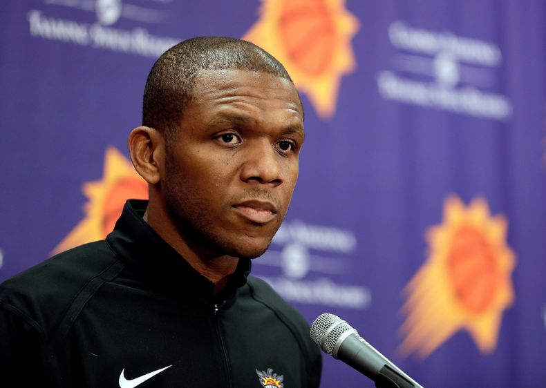 ARCHIVO - Foto del 24 de abril del 2019, el gerente general de los Suns de Phoenix James Jones habla con la prensa. (AP Foto/Matt York, Archivo)