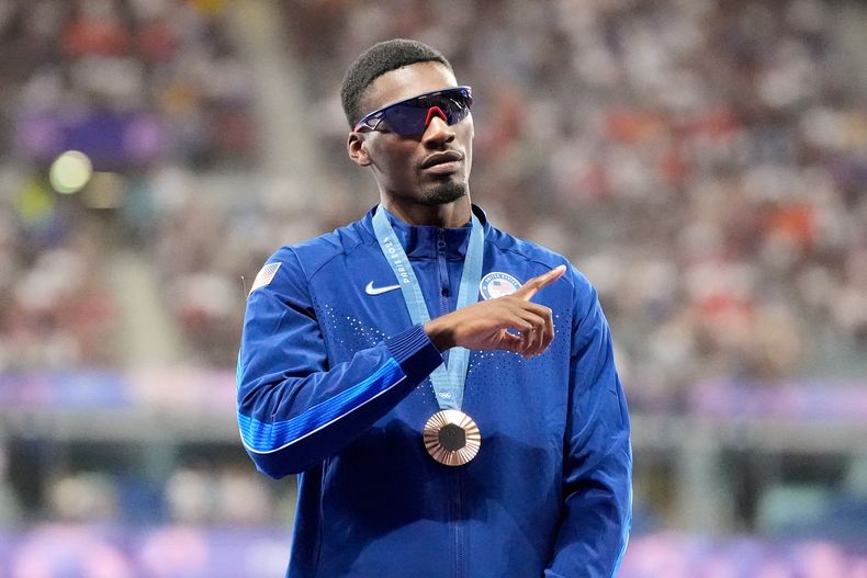 ARCHIVOC - Fred Kerley, medallista de bronce, en el podio tras la final de los 100 metros de los Juegos Olímpicos de París, el 5 de agoto de 2024. (AP Foto/Matthias Schrader)