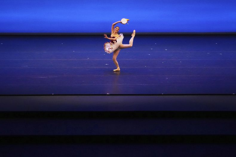 La bailarina Tiler Peck durante su presentación en la gala de danza Despertares en el Auditorio Nacional de la Ciudad de México, el sábado 30 de agosto de 2025. (Foto AP/Eduardo Verdugo)