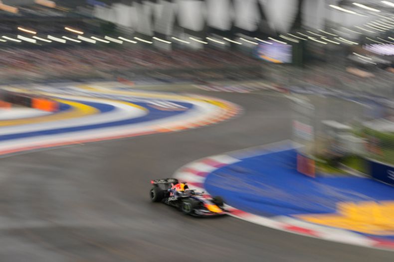 El piloto de Red Bull Max Verstappen, durante la carrera de sprint antes del Gran Premio de Fórmula Uno de Singapur, en Singapur, el 10 de octubre de 2026. (AP Foto/Vincent Thian)