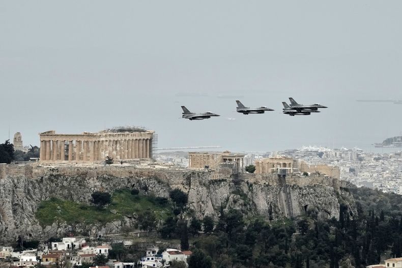 Aviones griegos F-16 vuelan sobre el Acrópolis en Atenas en la conmemoración de la guerra de independencia contra el dominio otomano, el 25 de marzo del 2025. (AP foto/Thanassis Stavrakis)