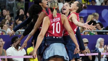 Las jugadoras de Estados Unidos festejan durante la semifinal olímpica de voleibol ante Brasil, el jueves 8 de agosto de 2024, en París (AP Foto/Dolores Ochoa)