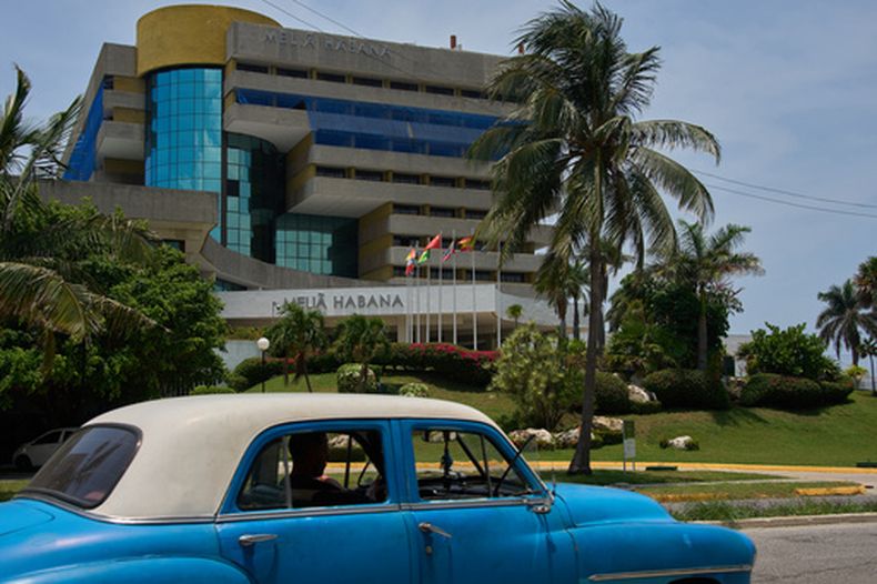 Un coche antiguo pasa frente al Hotel Meliá Habana en La Habana, Cuba, el martes 21 de julio de 2026. (Foto AP/Ramón Espinosa)