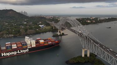 ARCHIVO - Un buque de carga navega bajo el puente de Las Américas en el Canal de Panamá, en la Ciudad de Panamá, el jueves 13 de marzo de 2025. (AP Foto/Matías Delacroix, Archivo)