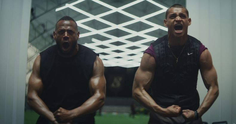 Esta imagen, publicada por Universal Pictures, muestra a Marlon Wayans, izquierda, y a Tyriq Withers en una escena de Him. (Universal Pictures vía AP)
