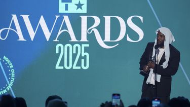 Kendrick Lamar recibe el premio al álbum del año por GNX durante los Premios BET el lunes 9 de junio de 2025, en el Teatro Peacock de Los Ángeles. (Foto AP/Chris Pizzello)
