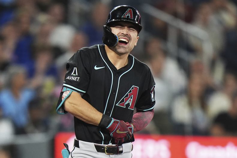 Corbin Carroll de los Diamondbacks de Arizona reacciona tras recibir un golpe en la octava entrada ante los Azulejos de Toronto el miércoles 18 de junio del 2025. (Frank Gunn/The Canadian Press via AP)