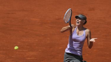 americateve | La rusa Maria Sharapova devuelve una pelota ante Agnieszka Radwanska en las semifinales del Abierto de Madrid el s&aacute;bado, 10 de mayo de 2014. (AP Photo/Andres Kudacki)
