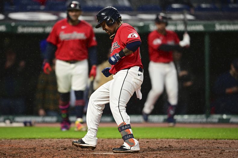 El dominicano José Ramírez anota por los Guardianes de Cleveland tras conectar un jonrón solitario en el juego del martes 23 de abril de 2024, ante los Medias Rojas de Boston (AP Foto/David Dermer)