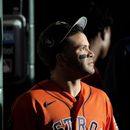 El venezolano José Altuve, de los Astros de Houston, mira al campo durante el juego del viernes 19 de mayo de 2023, ante los Atléticos de Oakland (AP Foto/David J. Phillip)