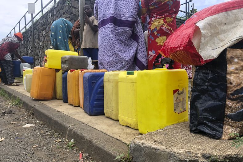 En esta imagen de archivo, varias personas hacen fila para llenar garrafas de agua en Tsoundzou, en la isla de Mayotte, el 6 de febrero de 2021 durante la pandemia del coronavirus. (AP Foto/ Sony Ibrahim Chamsidine, archivo)