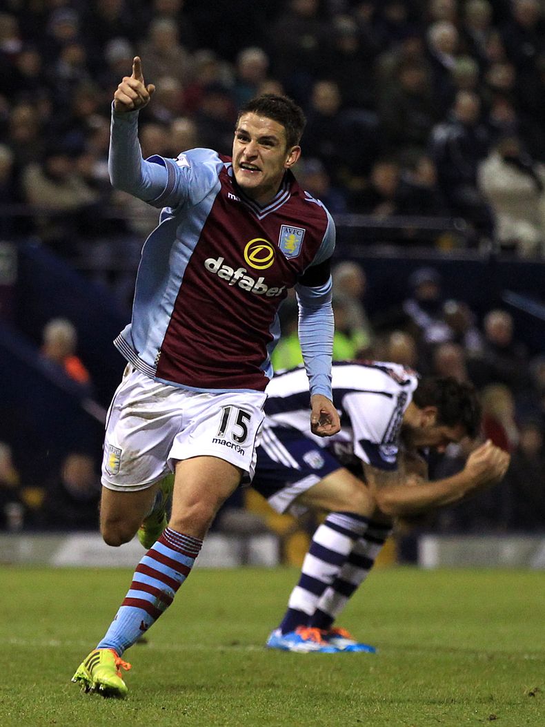 Ashley Westwood, del Aston Villa, celebra tras anotar el segundo gol de su equipo frente al West Bromwich, en un partido de la Liga Premier inglesa disputado el lunes 25 de noviembre de 2013 (AP Foto/Nick Potts/PA) UNITED KINGDOM OUT - NO SALES - NO ARCHI