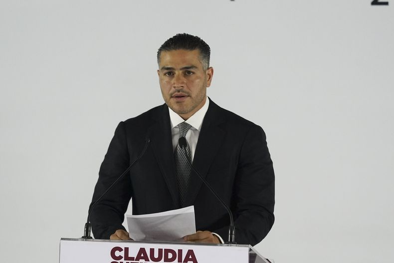 ARCHIVO - El secretario de Securidad, Omar García Harfuch, en una presentación de los nuevos miembros del gabineta de la presidenta Claudia Sheinbaum en Ciudad de México, el 4 de julio de 2024. (AP Foto/Marco Ugarte, Archivo)