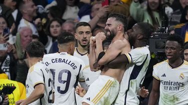 Dani Carvajal del Real Madrid celebra con sus compañeros tras anotar el tercer gol de su equipo en el encuentro ante el Almería en la liga española el domingo 21 de enero del 2024. (AP Foto/Bernat Armangue )