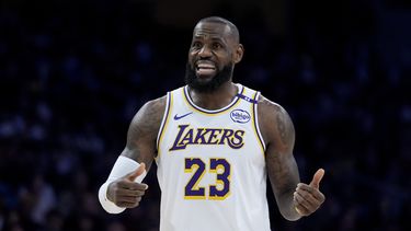 El jugador de los Lakers de Los Ángeles LeBron James (23) dirige a sus compañeros durante la primera mitad de su juego de NBA contra los Raptors de Toronto, el domingo 10 de noviembre de 2024, en Los Ángeles. (AP Foto/Marcio Jose Sanchez)