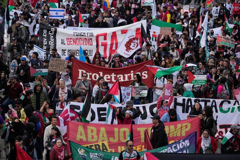 Manifestantes propalestinos protestan para mostrar su solidaridad con el pueblo palestino que vive en Gaza, el miércoles 7 de octubre de 2026, en Bogotá, Colombia. (Foto AP/Fernando Vergara)