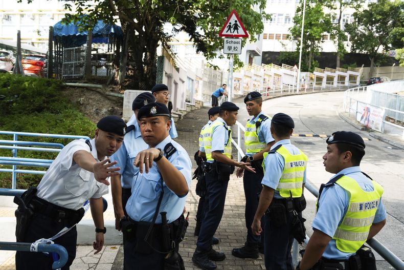 Varios policías acordonan el área donde se halló el cuerpo de una mujer del sureste asiático el lunes, en una cascada de un parque de Hong Kong, el miércoles 30 de octubre de 2024. (AP Foto/Bertha Wang)