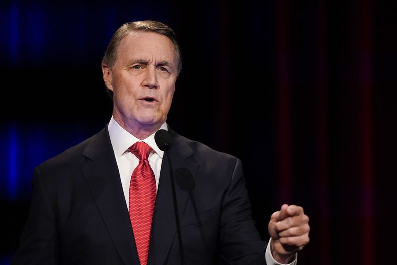 ARCHIVO – El exsenador David Perdue habla en un debate republicano de la elección primaria para la gubernatura, el 1 de mayo de 2022 en Atlanta. (AP Foto/Brynn Anderson, Pool, Archivo)