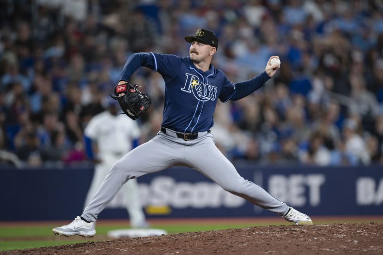 Tyler Alexander, pitcher de los Rays de Tampa Bay, lanza en el séptimo episodio del juego ante los Azulejos de Toronto, el viernes 17 de mayo de 2024 (Christopher Katsarov/The Canadian Press via AP)