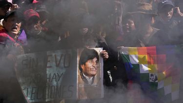Seguidores del expresidente Evo Morales con un cartel de apoyo, en una protesta en reclamo de su inhabilitación como candidato de cara a las próximas elecciones presidenciales, cerca del Tribunal Supremo Electoral en La Paz, Bolivia, el jueves 29 de mayo de 2025. (AP Foto/Juan Karita)