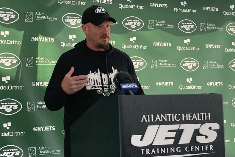 El coordinador ofensivo de los Jets de Nueva York Nathaniel Hackett conversa con los medios en el campo de entrenamiento del equipo de la NFL en Florham Park, Nueva Jersey. Martes 1 de agosto de 2023. (AP Foto/Dennis Waszak Jr.)