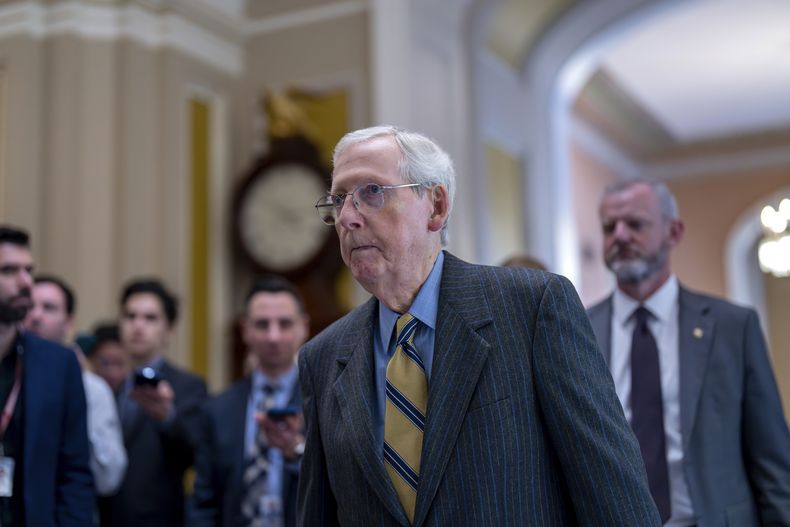 El líder de la minoría en el Senado, Mitch McConnell, republicano por Kentucky, camina a la cámara durante una votación de prueba para iniciar el debate sobre una ley de seguridad fronteriza en el Capitolio, en Washington, el miércoles 7 de febrero de 2024. (AP Foto/J. Scott Applewhite)