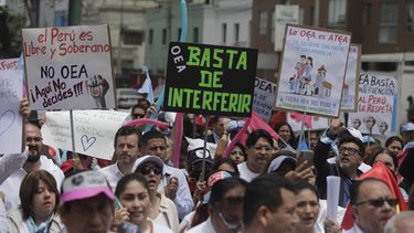 Miles de conservadores marchan en Lima contra agenda de OEA