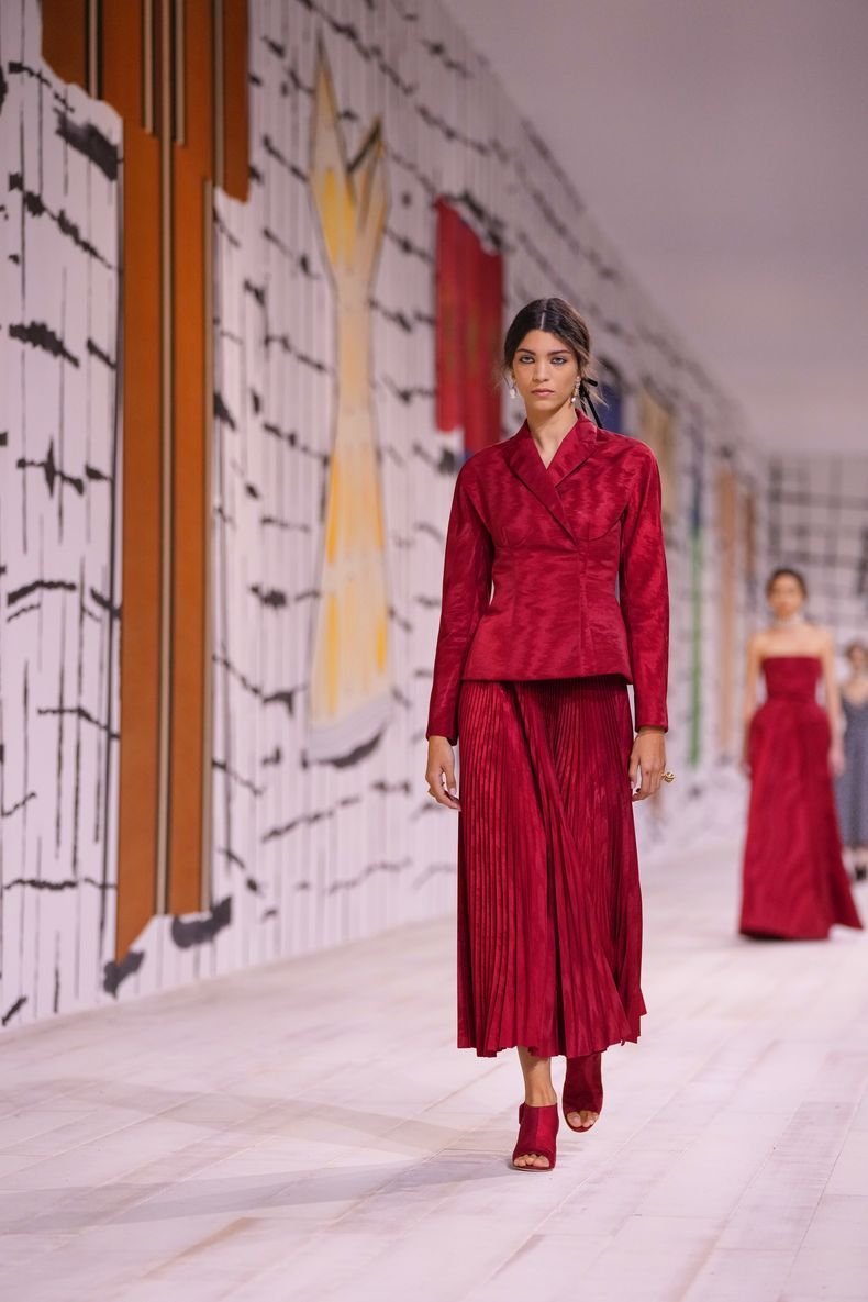 ARCHIVO - Una modelo camina con una creación de Christian Dior como parte de la colecció de alta costura primavera verano 2024 en París, el lunes 22 de enero de 2024. (Foto AP/Thibault Camus, archivo)