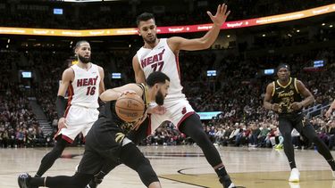 Heat hilvana cuatro triunfos al vencer 114-109 a Raptors