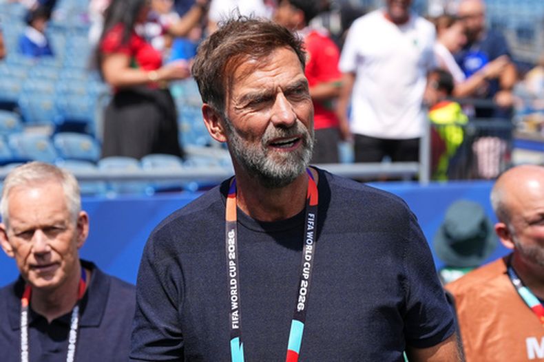 Jurgen Klopp, extécnico del Liverpool, camina junto a la cancha antes del partido del mundial entre Francia y Marruecos en Foxborough, Massachusetts, el jueves 9 de julio de 2026 (AP Foto/Martin Meissner)