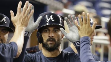 Bravos ganan 6-4 a Marlins; Markakis impulsa tres carreras