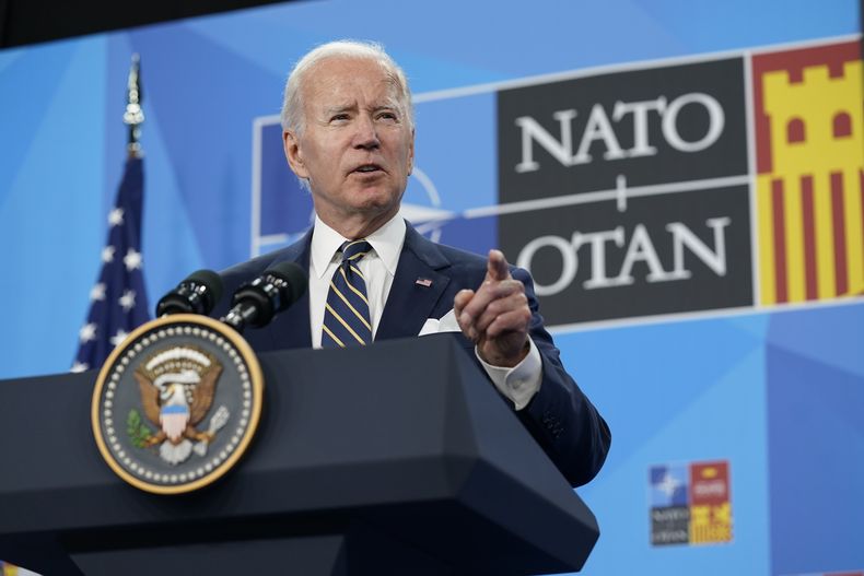 ARCHIVO - El presidente Joe Biden habla durante una conferencia de prensa en el último día de la cumbre de la OTAN en Madrid, el jueves 30 de junio de 2022. (AP Foto/Susan Walsh, Archivo)