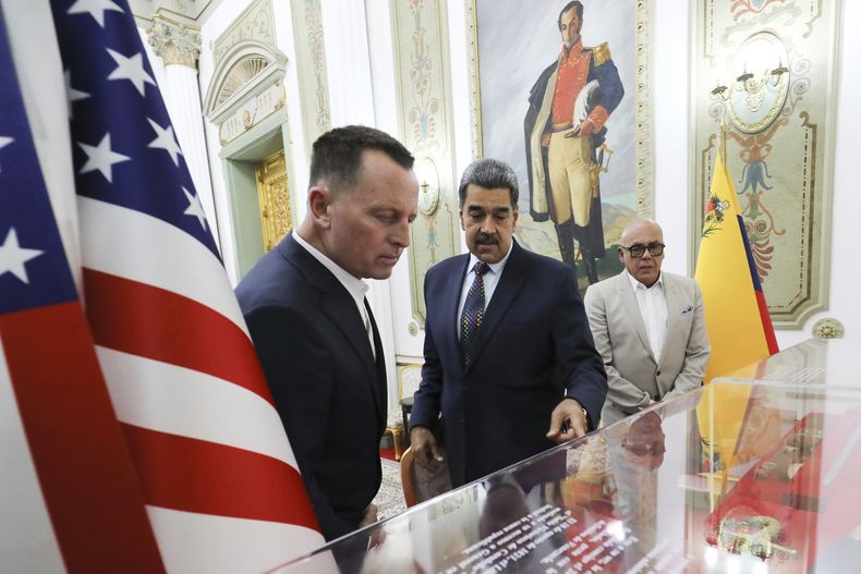 ARCHIVO - Esta foto publicada por la oficina de prensa de la presidencia de Venezuela muestra al presidente venezolano Nicolás Maduro, al centro, con Richard Grenell, enviado especial del presidente Donald Trump, a la izquierda, acompañado por el presidente de la Asamblea Nacional, Jorge Rodríguez, en el palacio presidencial de Miraflores en Caracas, Venezuela, el 31 de enero de 2025. (Oficina de prensa de la Presidencia de Venezuela, vía AP File)