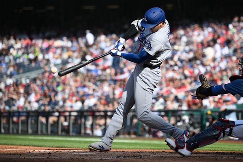 El japonés Shohei Ohtani, de los Dodgers de Los Ángeles, conecta un sencillo durante la segunda entrada de un juego de béisbol contra los Nacionales de Washington, el sábado 4 de abril de 2026, en Washington. (Foto AP/Nick Wass)
